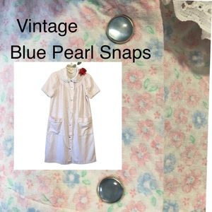 Dan-Ellen Vtg Floral Robe Duster Blue Pearl Snaps Eyelet Med Pink Blue White EUC
